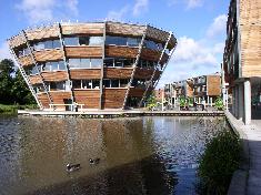 Lake & architecture: Jubilee Campus, Nottingham University